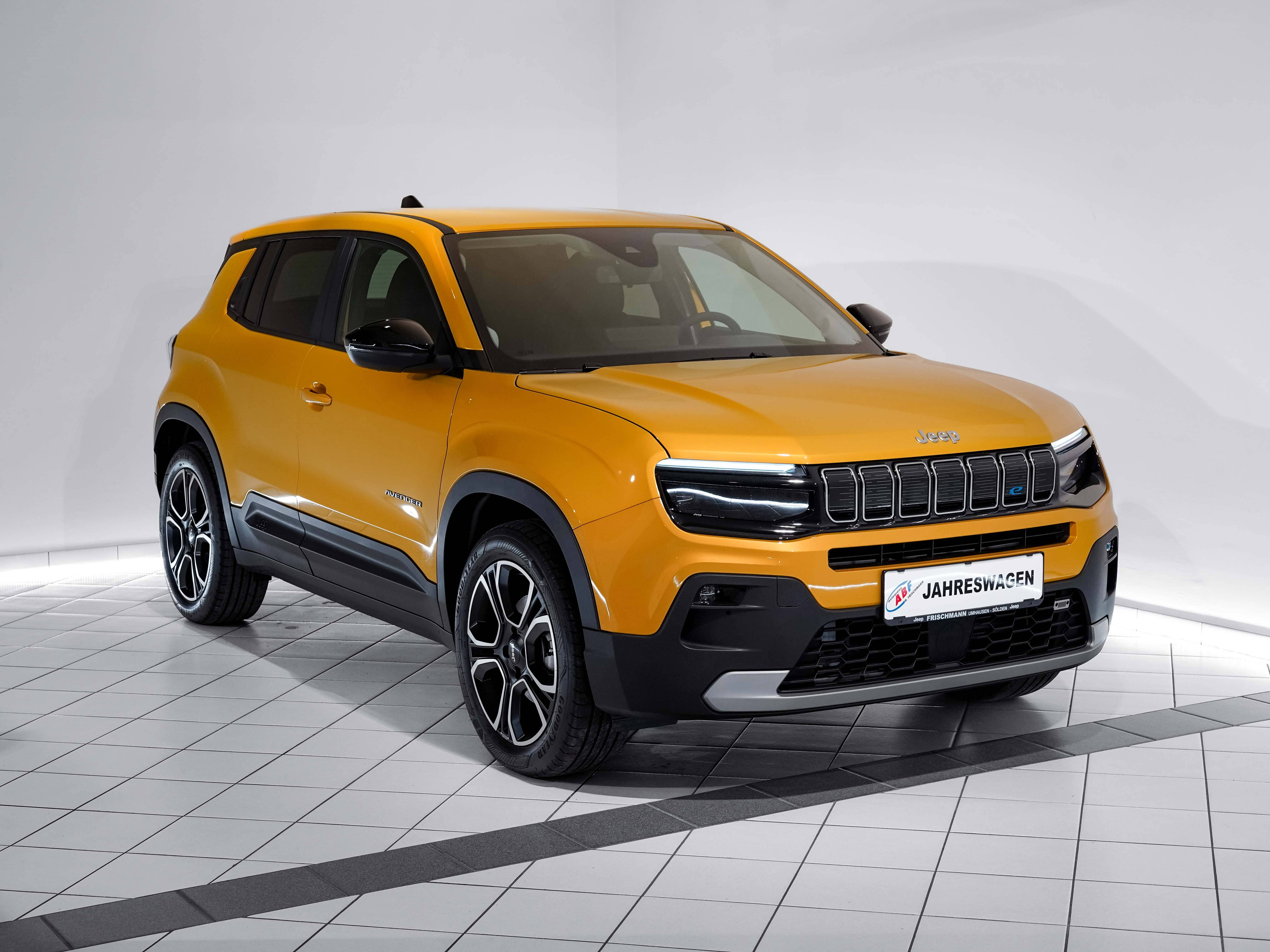 Jeep Avenger in Gold vor weißer Wand